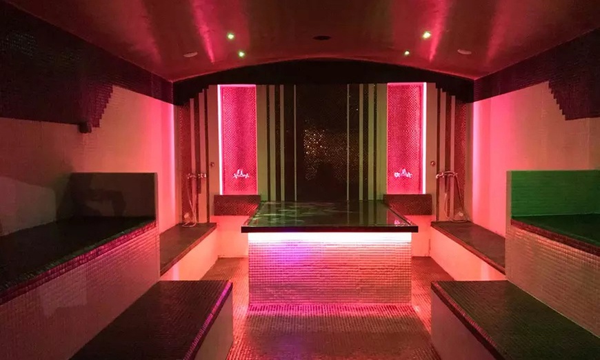 Wejście do Term Krakowskie Błonia z napojem