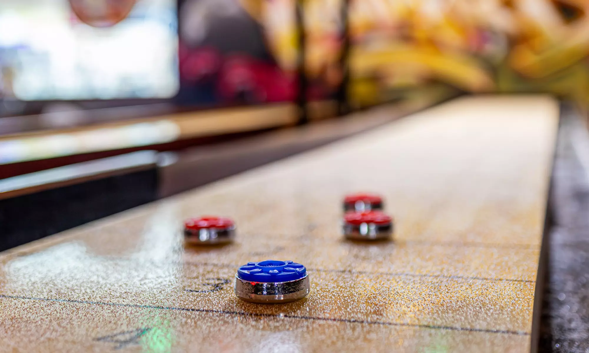 Zanurz się w świat zabawy i rywalizacji! Godzina gry w Shuffleboard