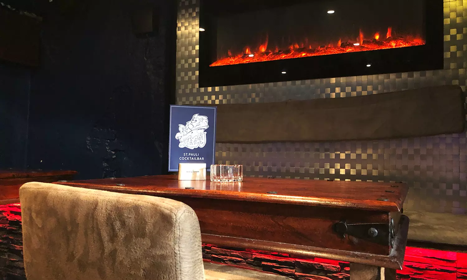 20 Shots / 2 Longdrinks / Flasche Hauschampagner