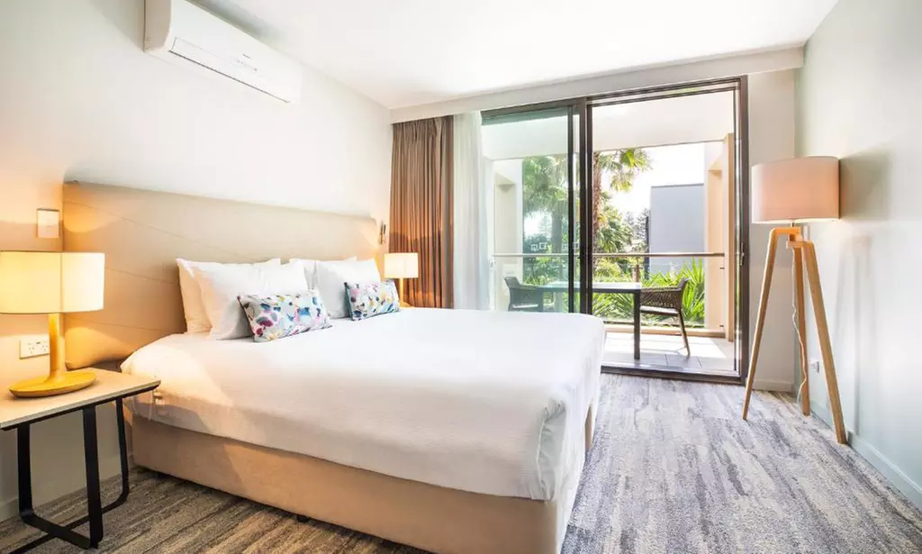 Narrabeen Beach: Studio Suite with Breakfast and Welcome Drinks
