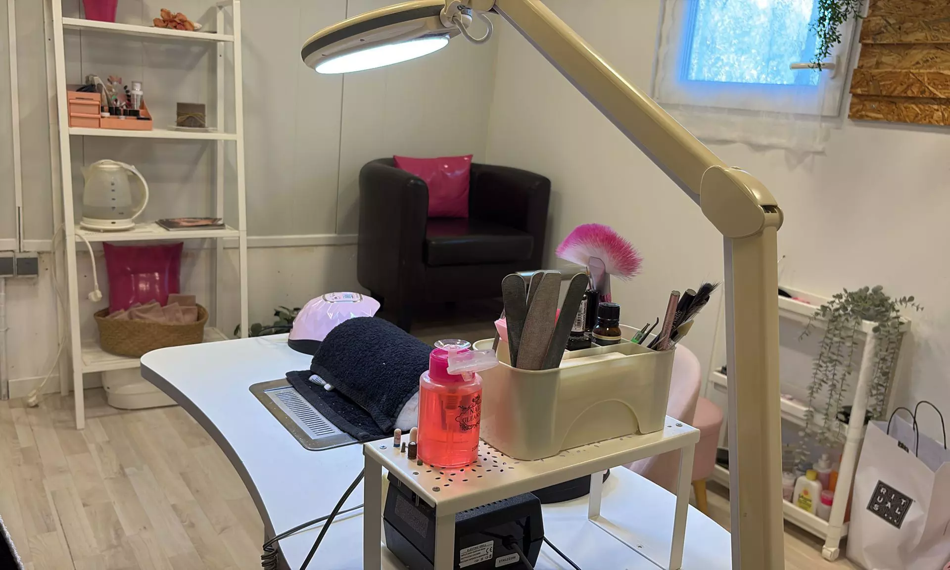 Manicura y/o pedicura con esmaltado de gel semipermanente