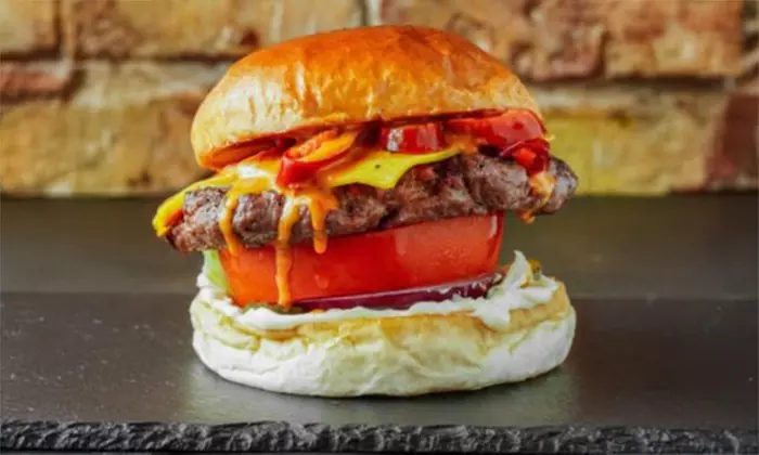 Saftiger Burger nach Wahl inklusive Pommes für 1, 2 oder 4 Personen