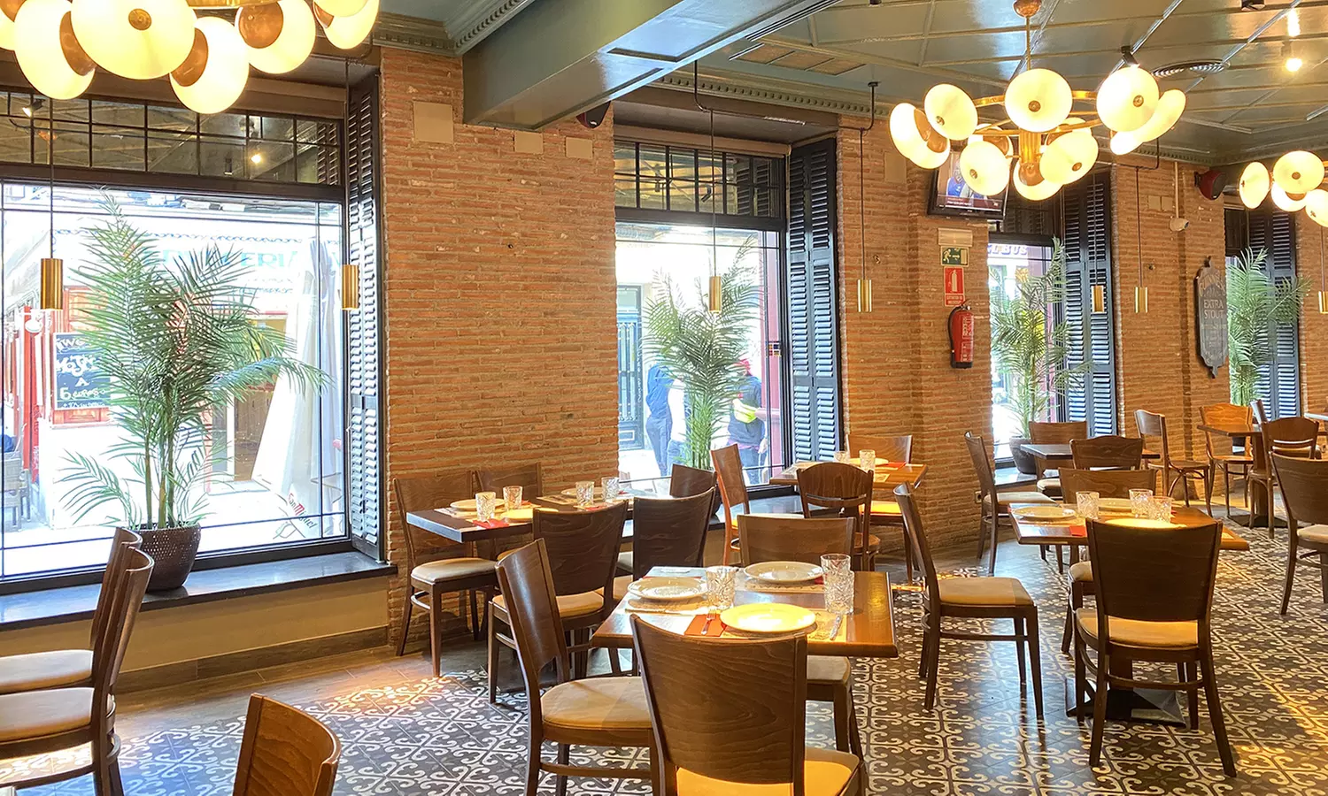 Sabores que cuentan historias: menú mediterráneo con botella de vino