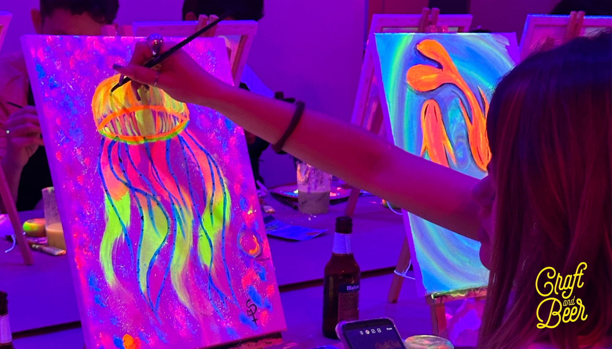 Noche de arte y cervezas para 1 o 2 en Malasaña: pinta un cuadro neón