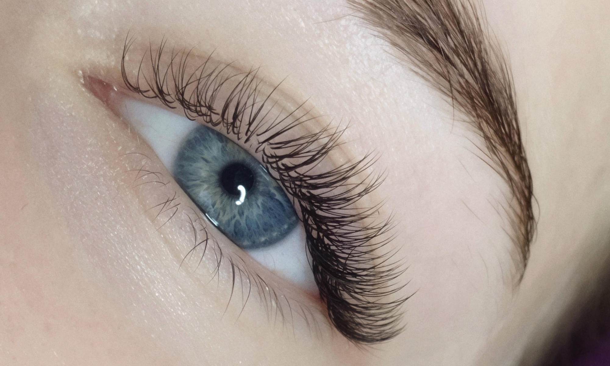 Wimpernverlängerung in der 1:1- oder Volumentechnik nach Wahl