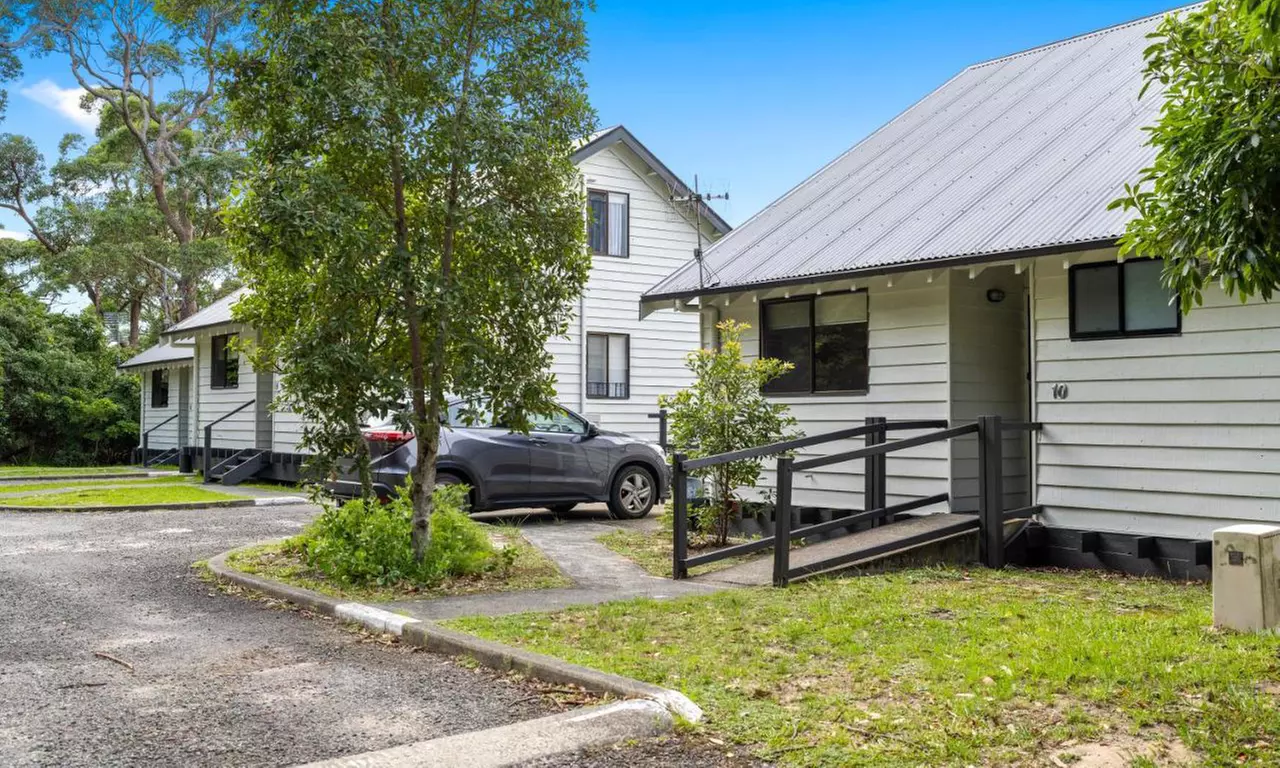 South Coast: 4* Two-Bedroom Apartment Stay with Bottle of Wine