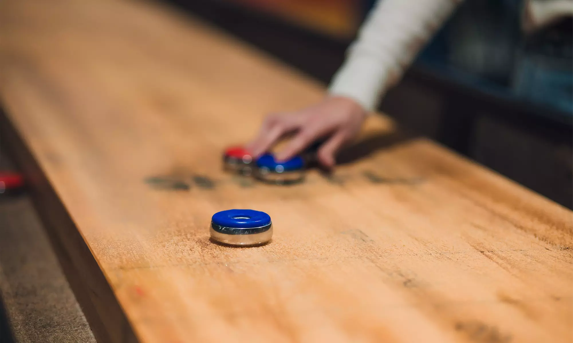 Zanurz się w świat zabawy i rywalizacji! Godzina gry w Shuffleboard