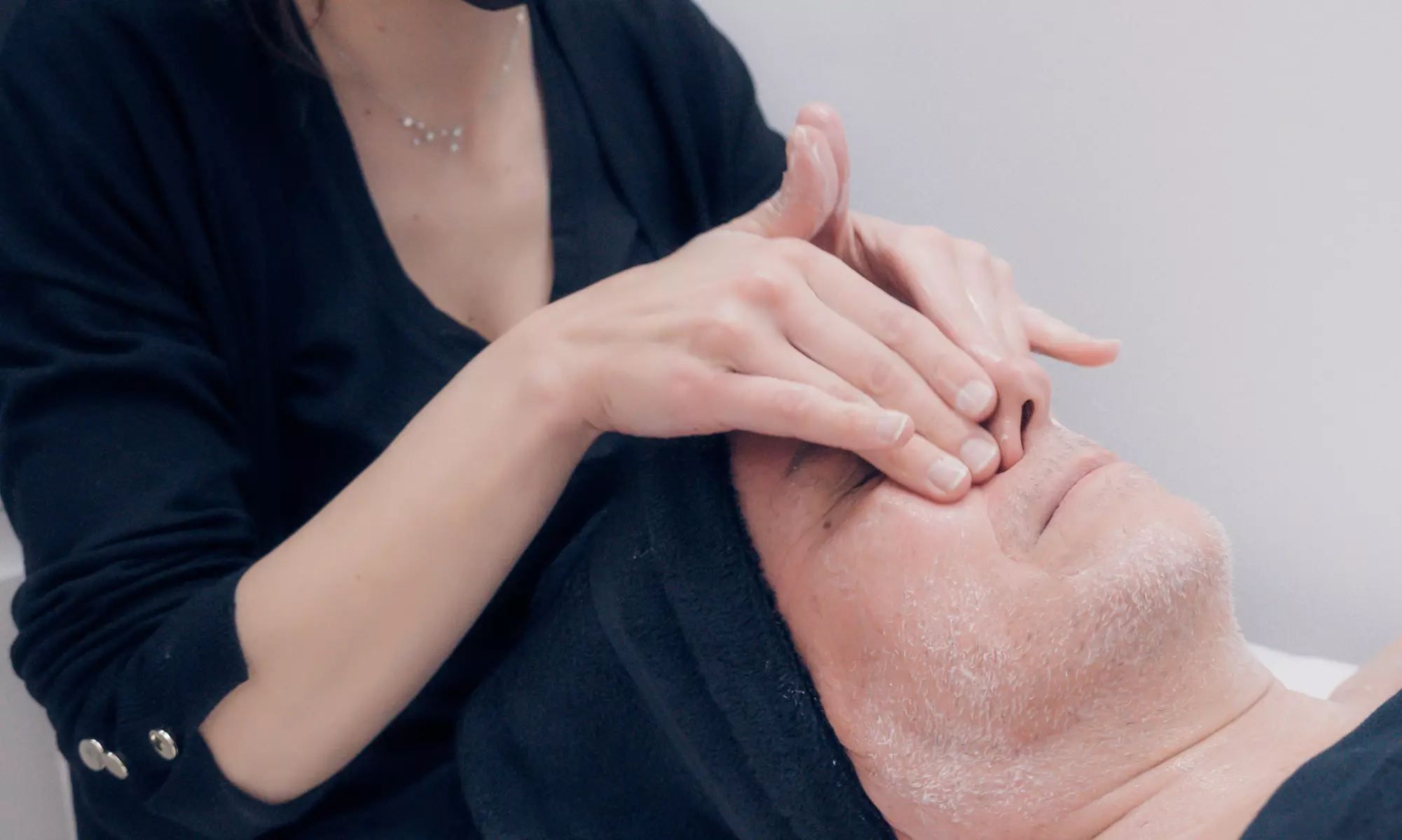 Microdermoabrasión con masaje facial en Sapphira Prive Madrid centro