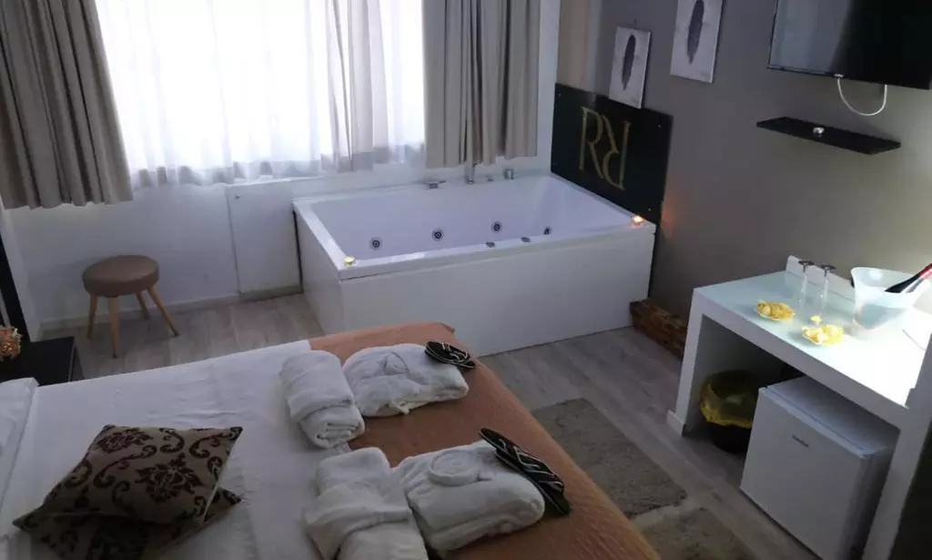 Napoli: Camera King o Suite con vasca idromassaggio, sauna e aperitivo