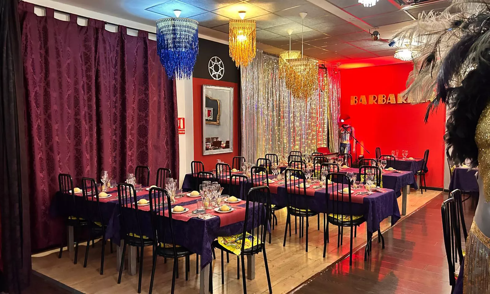 Cena con espectáculo de cabaret y drag queens para 2 o 4 en Barbarela