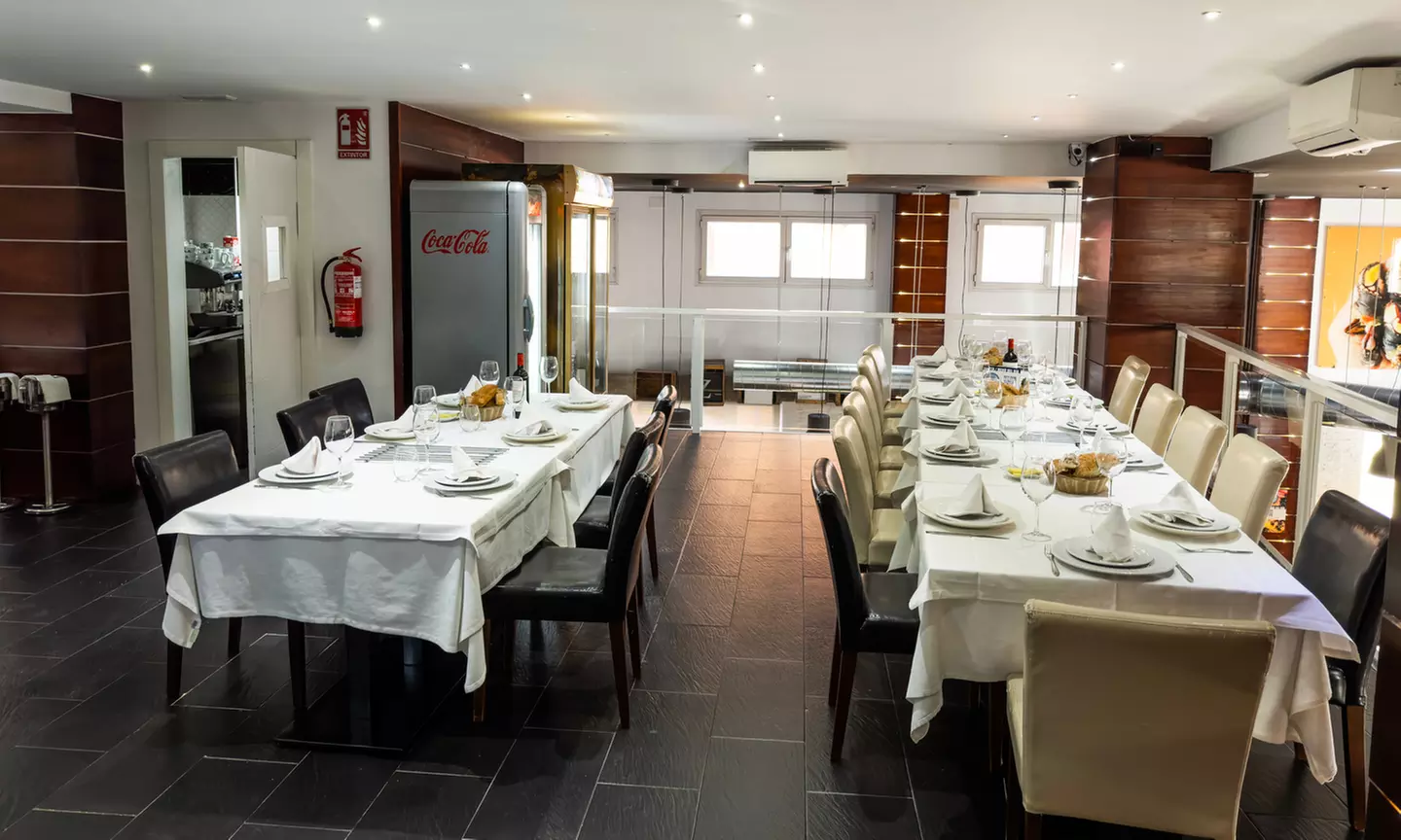 Delicioso menú de arroz de marisco o verdura con 3 entrantes