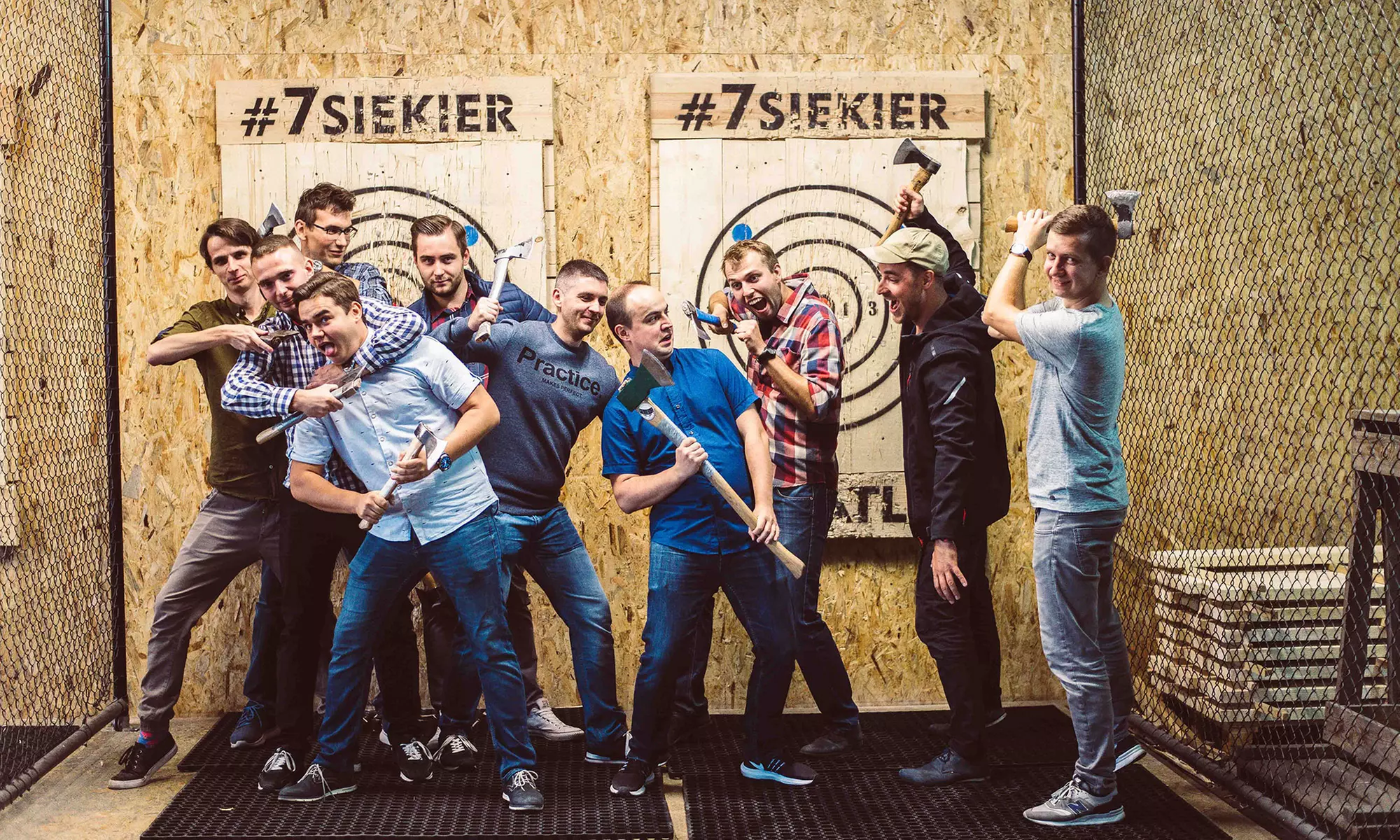 Rzucanie siekierami dla dwojga: zabawa od niedzieli do środy