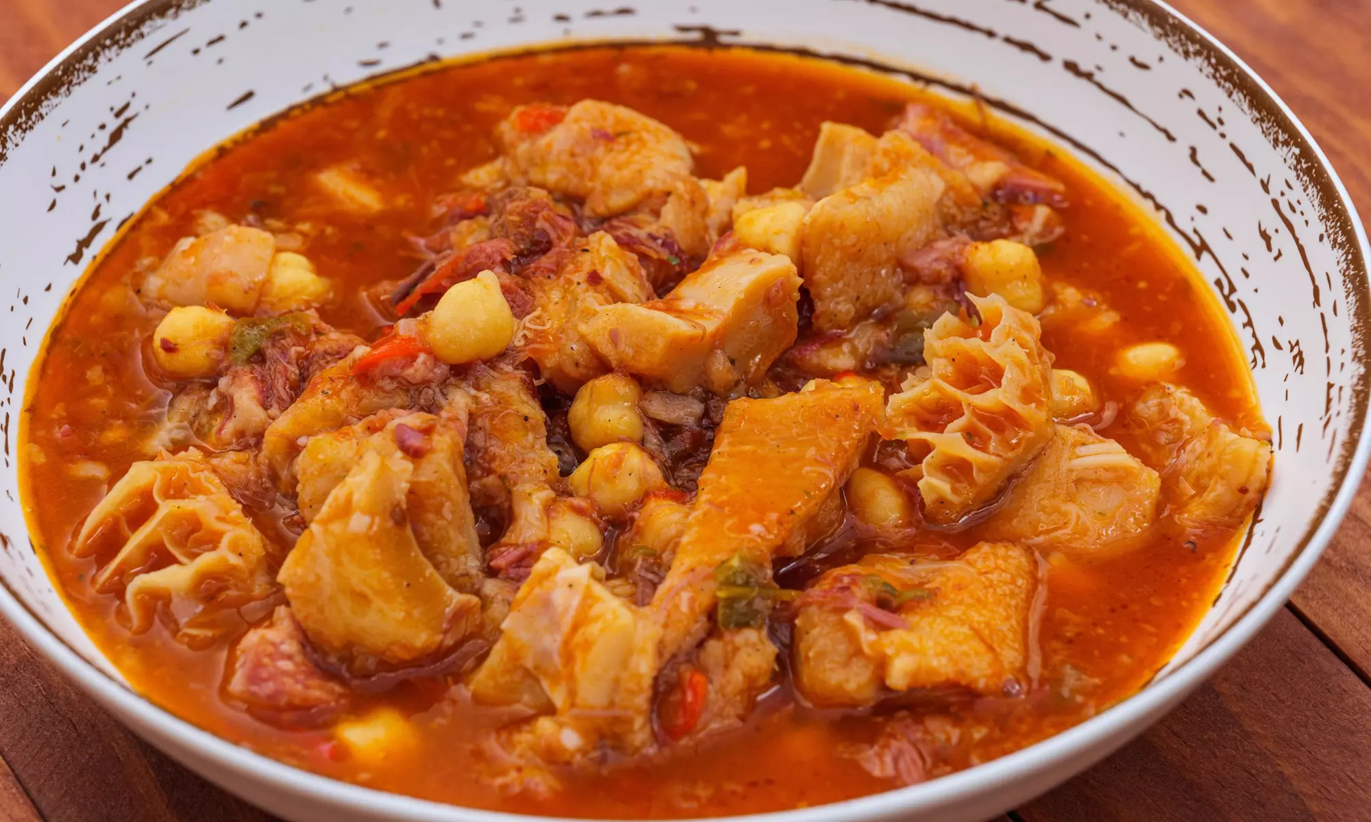 Sabores que cuentan historias: menú mediterráneo con botella de vino