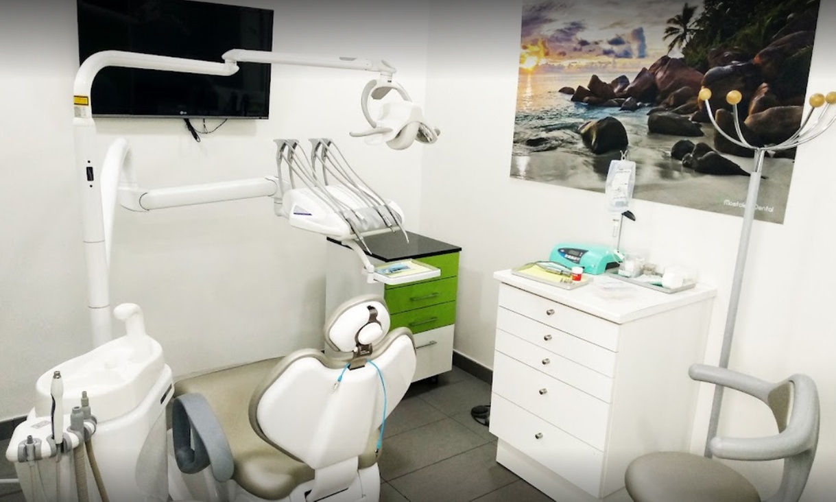 Blanqueamiento dental led y limpieza bucal en Móstoles Dental