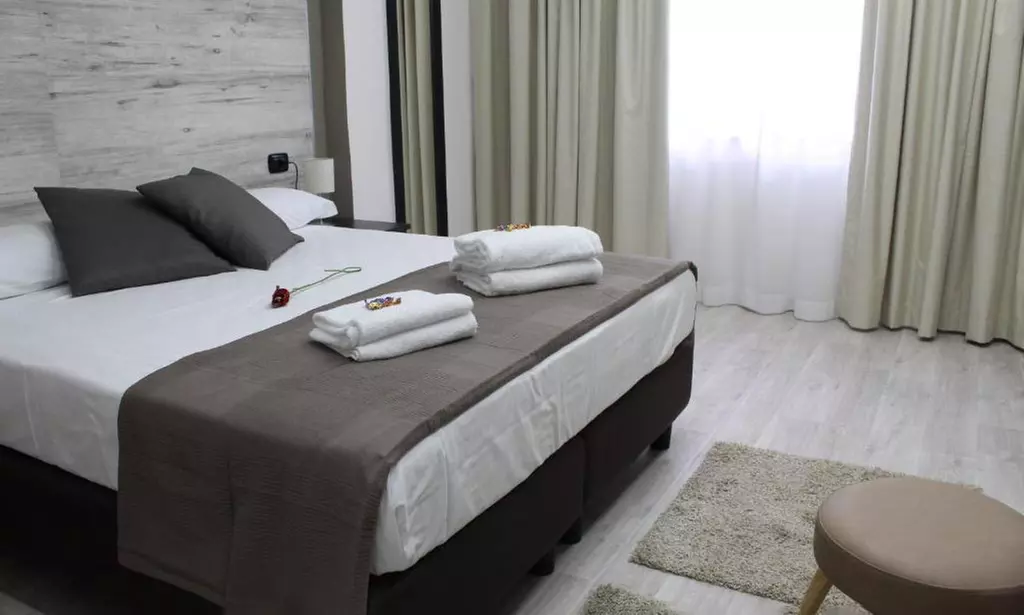 Napoli: Camera King o Suite con vasca idromassaggio, sauna e aperitivo