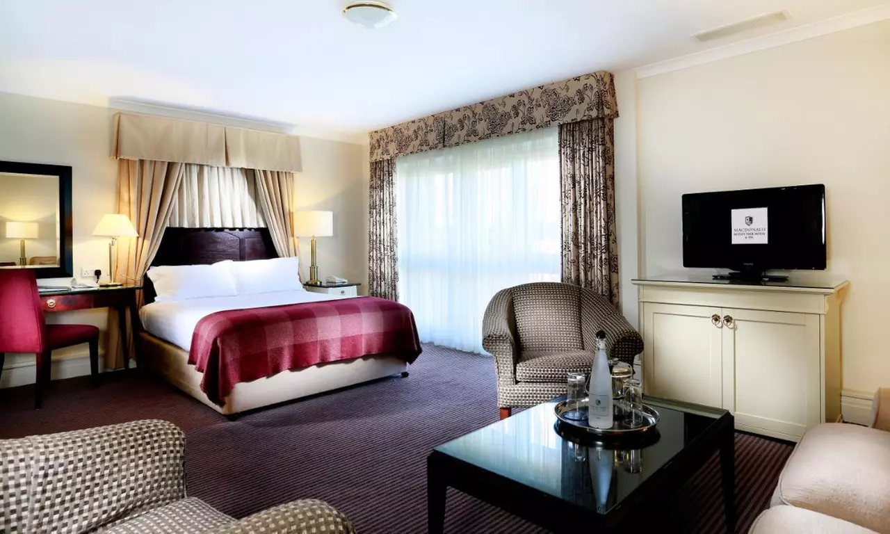 Hampshire: Spa Stay for 2 with Breakfast, Prosecco & More