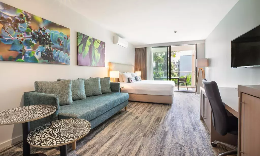 Narrabeen Beach: Studio Suite with Breakfast and Welcome Drinks
