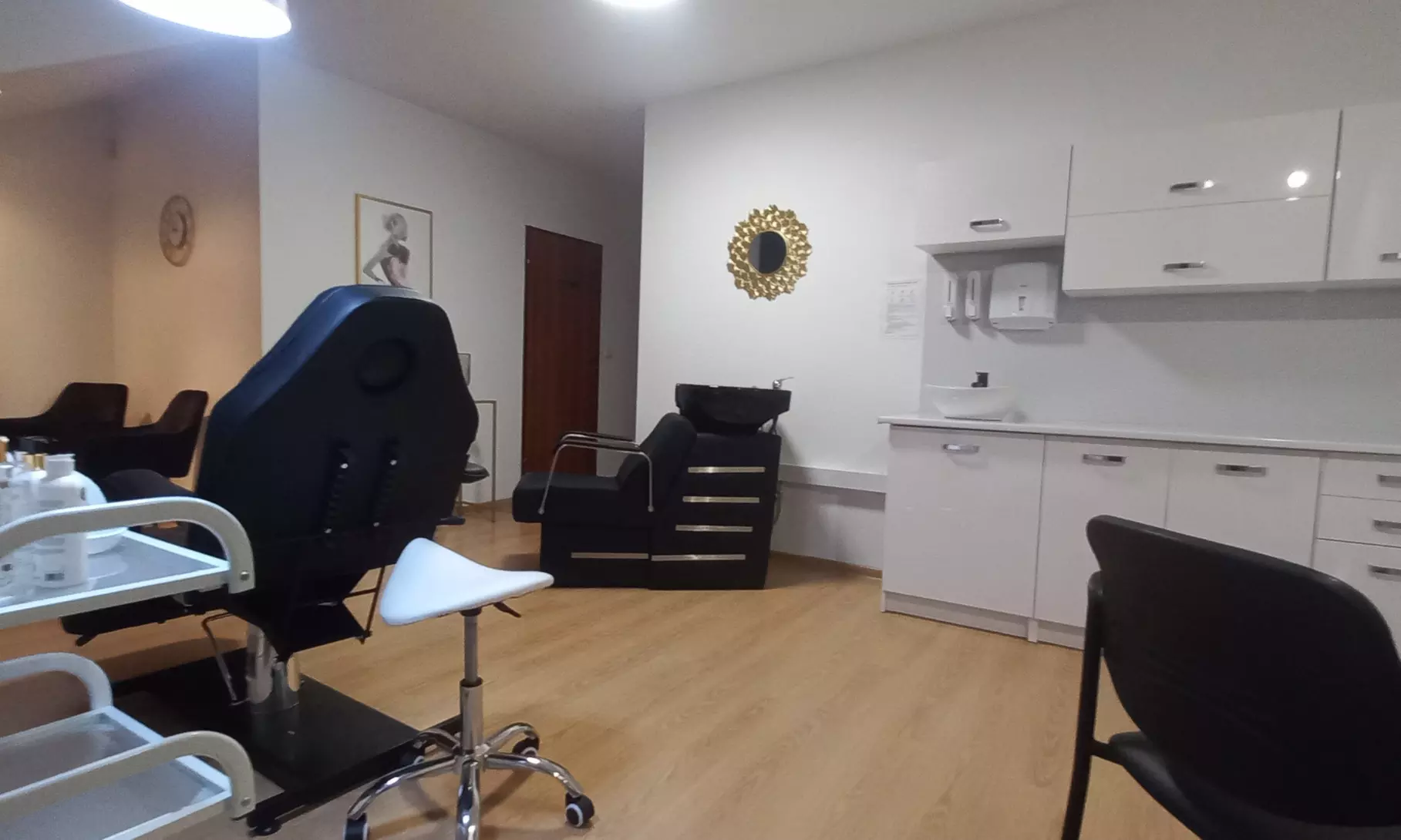 Odmładzające zabiegi na twarz: peeling, mezoterapia i oczyszczanie