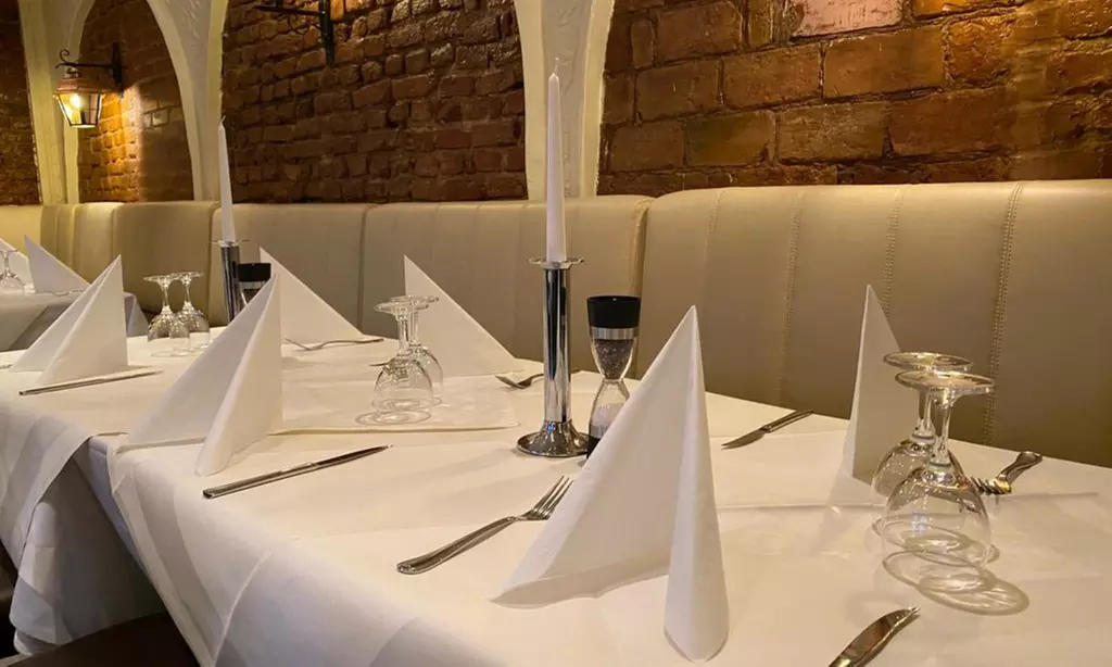 Pizza oder Pasta inkl. Salat und 1 Glas Wein