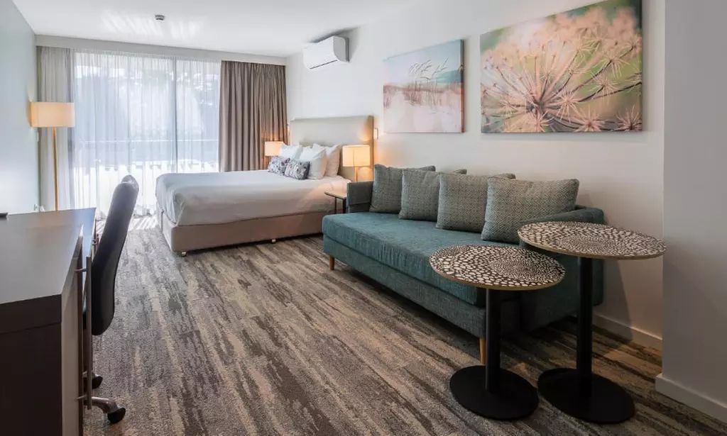 Narrabeen Beach: Studio Suite with Breakfast and Welcome Drinks