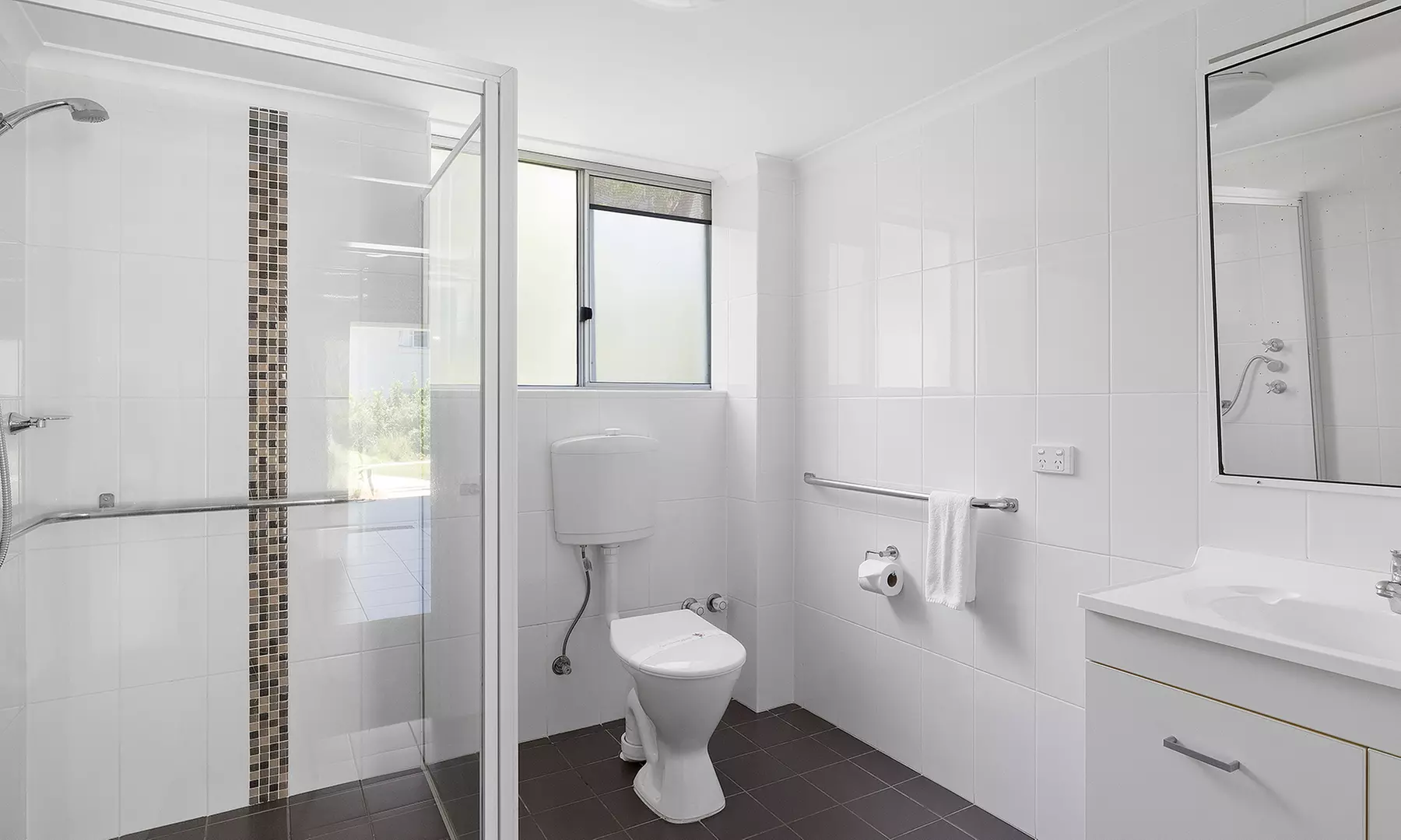 Port Stephens: Apartments with Wine and Late Checkout up to 6