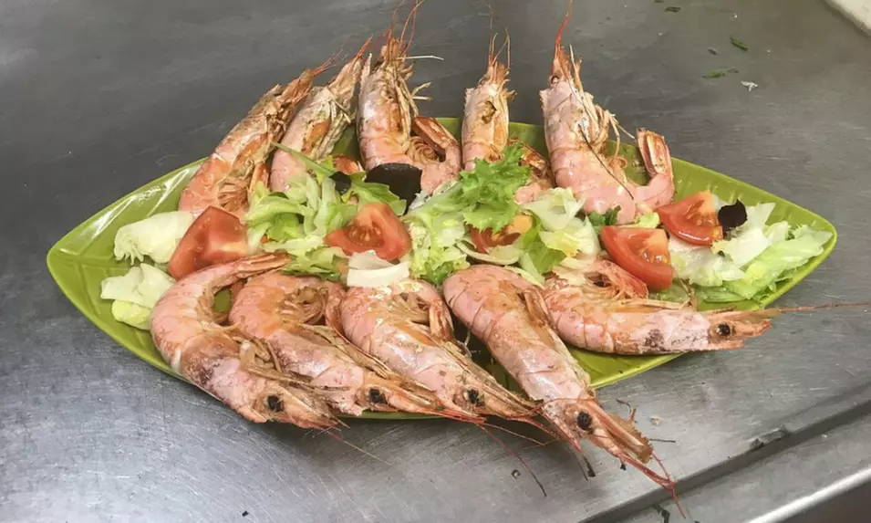 Sabores que cuentan historias: menú mediterráneo con botella de vino