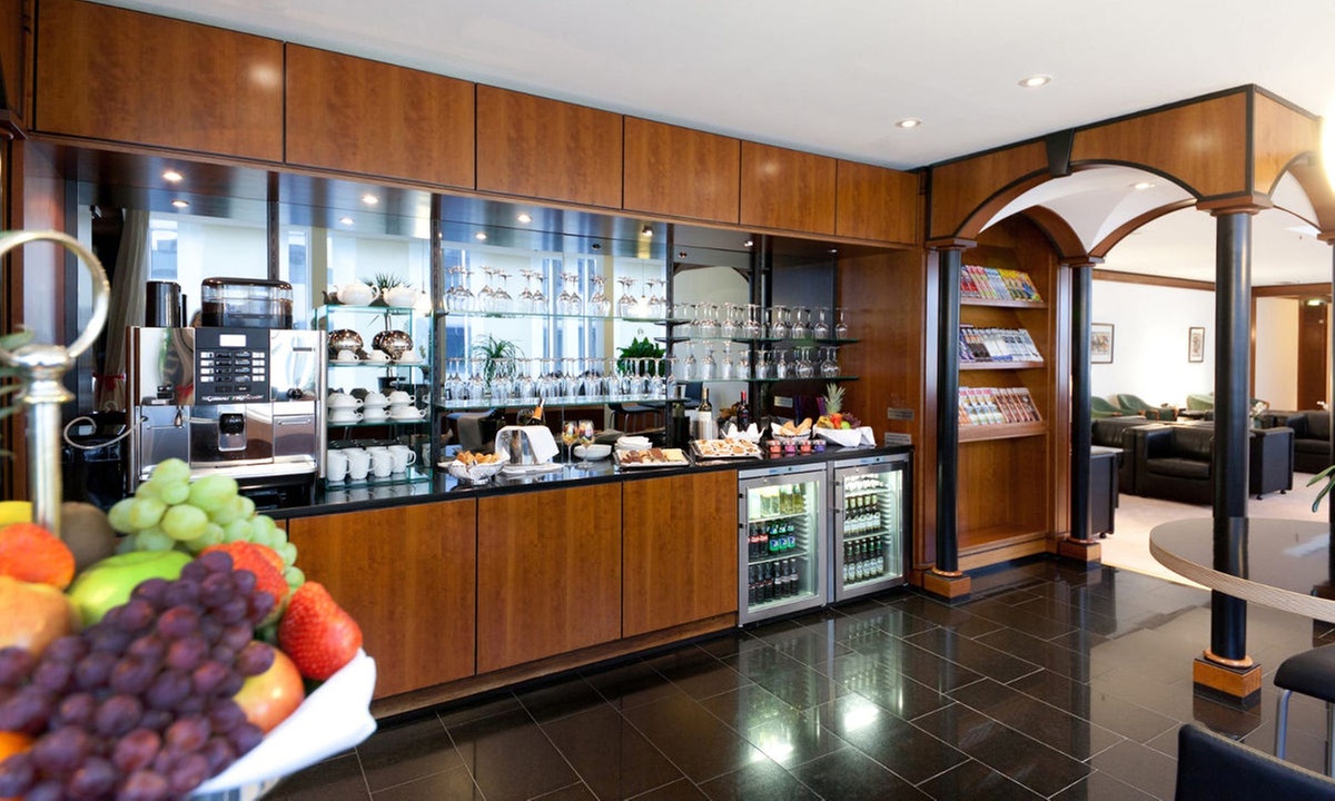 Entspanne vor deinem Flug in der Luxx Lounge mit Snacks, Drinks uvm.