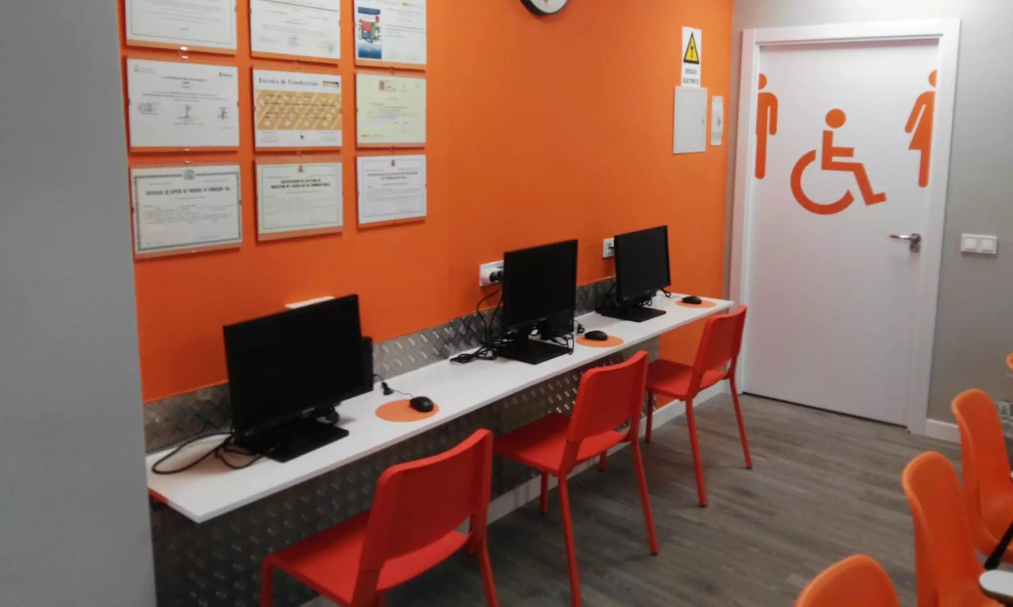 Curso teórico para el carné de conducir B con matrícula y prácticas