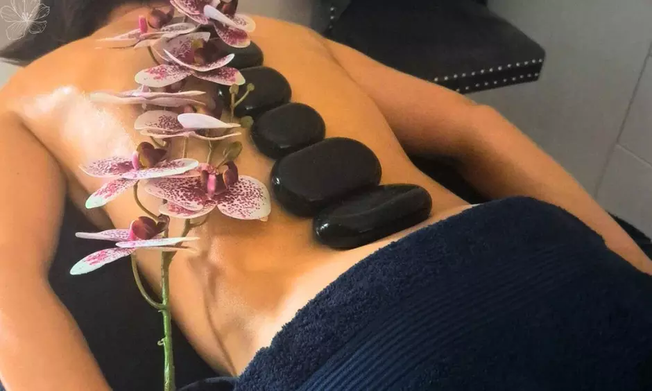 Godzinny masaż relaksacyjny całego ciała, gorącymi kamieniami lub stóp
