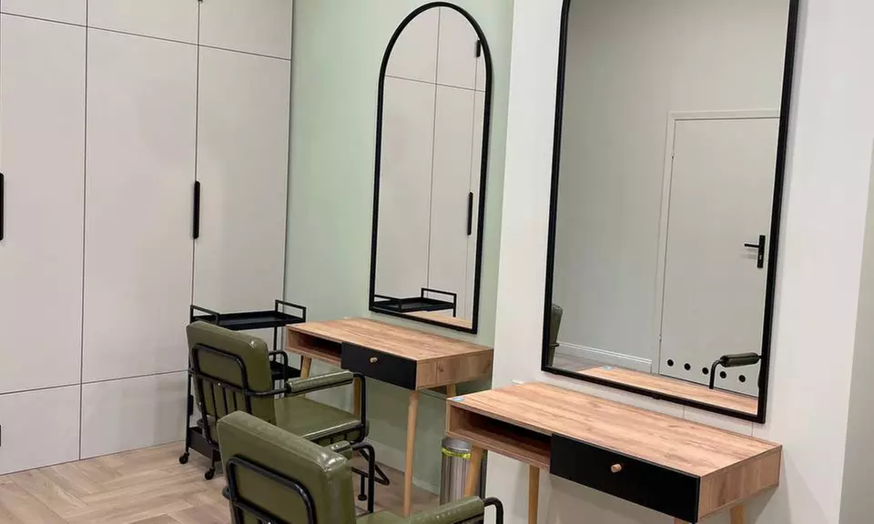 Pielęgnacja włosów każdej długości ze strzyżeniem i opcjonalnym modelowaniem w salonie SIMPLE (do -60%)