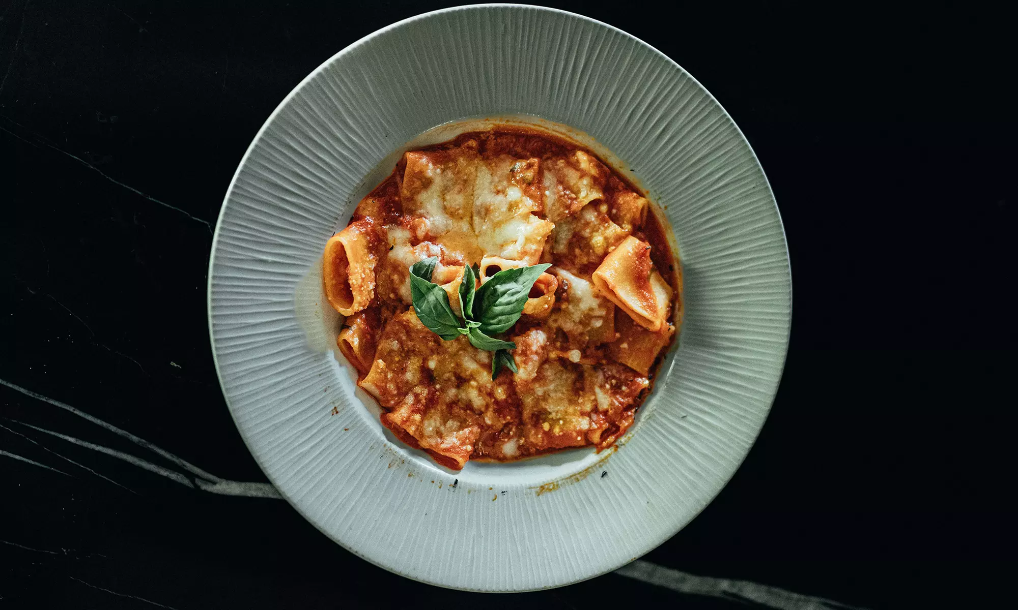 Degustación gourmet italiana con maridaje en sofisticado restaurante