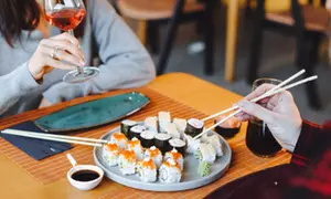 Menú Sushimore para 2 o 4 personas con bandeja de sushi a compartir y bebidas, con hasta un 66% de descuento