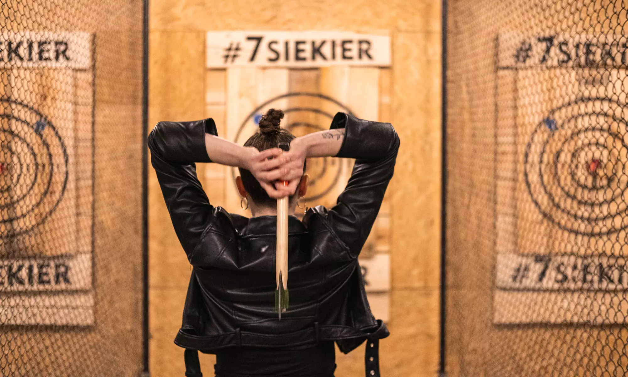 Rzucanie siekierami dla dwojga: zabawa od niedzieli do środy