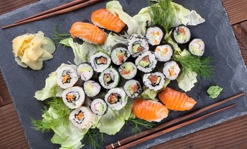 Große Sushi-Platte mit Miso-Suppe