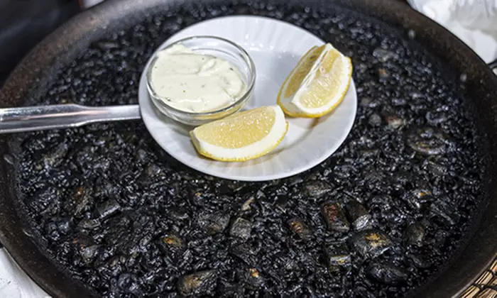 Delicioso menú de arroz de marisco o verdura con 3 entrantes