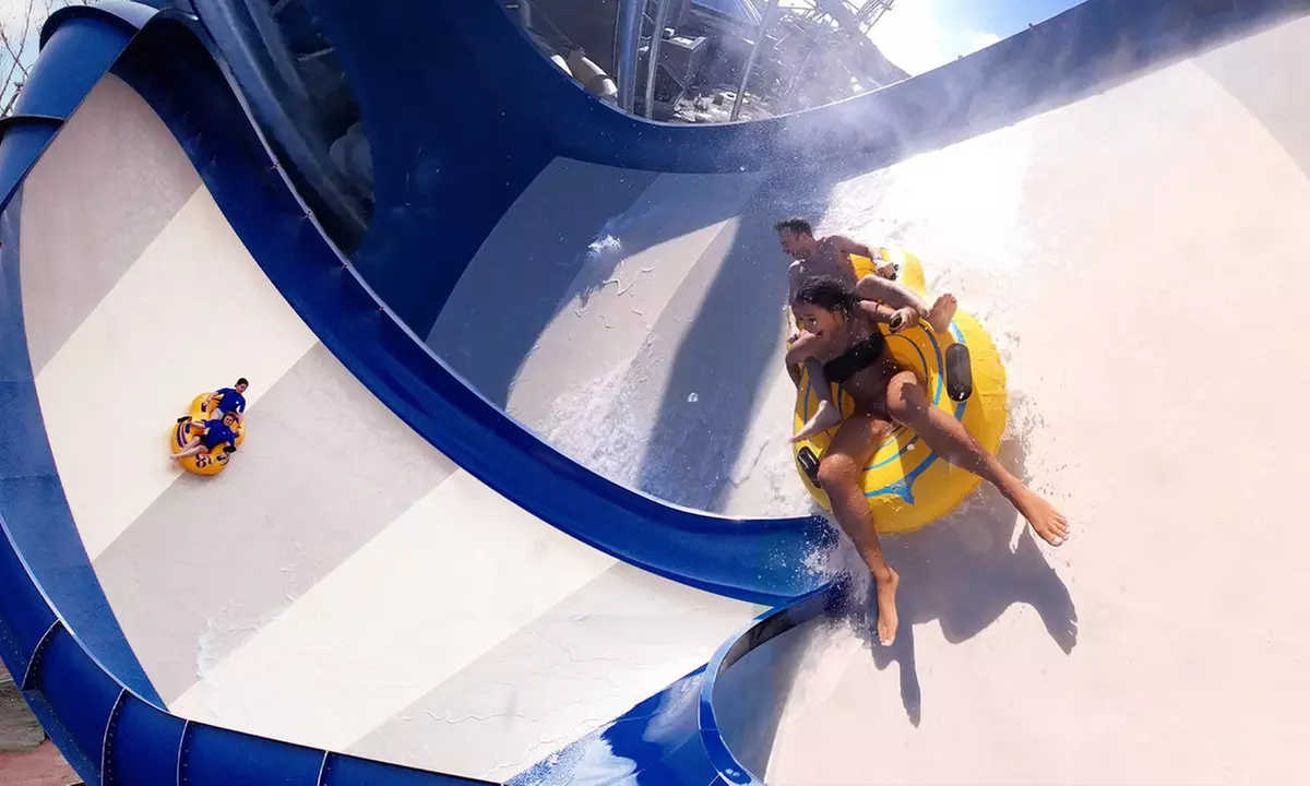 Aventure aquatique à Aqualibi : toboggans, vagues et relaxation