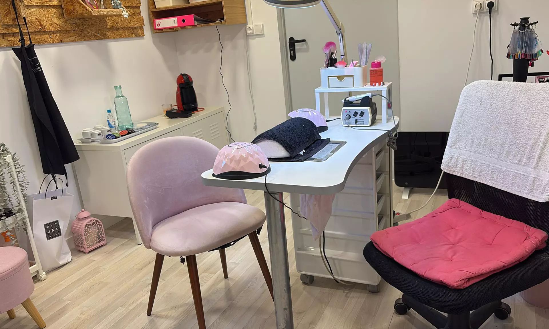 Manicura y/o pedicura con esmaltado de gel semipermanente