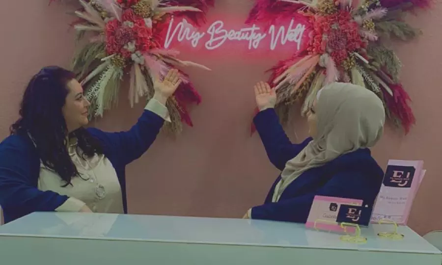 Strahlendes Lächeln in nur 45 Min.: Kosmetisches Zahn-Bleaching