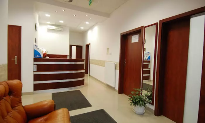 Aparat ortodontyczny metalowy lub porcelanowy dla pięknego uśmiechu