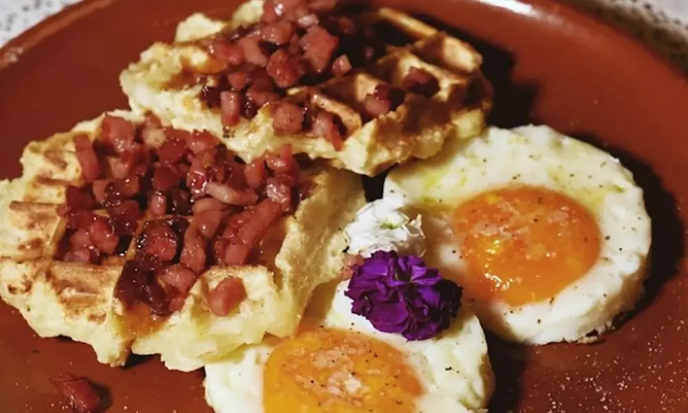 Brunch con platos salados, bowls de yogur, bebidas calientes y zumos