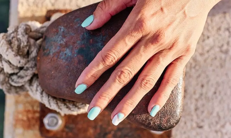 Manicura y/o pedicura con esmaltado de gel semipermanente