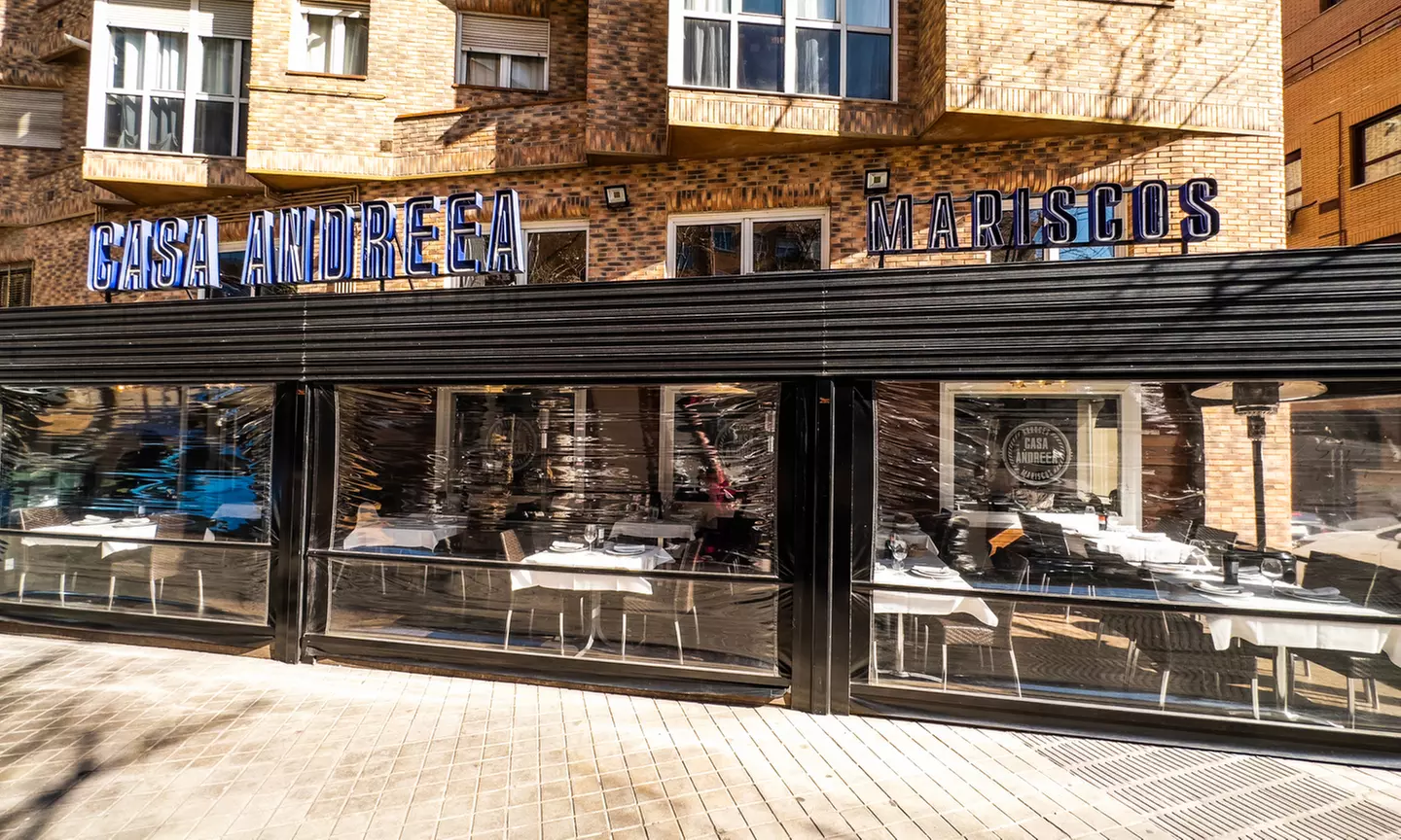 Delicioso menú de arroz de marisco o verdura con 3 entrantes