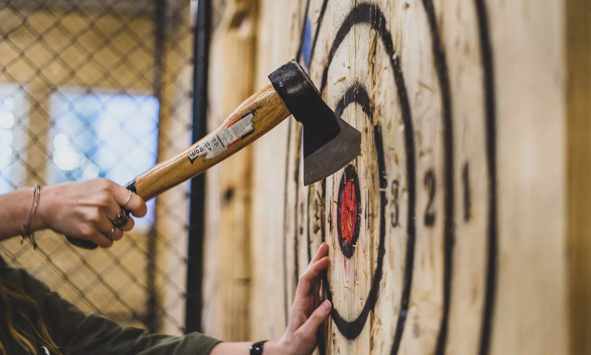 Rzucanie siekierami dla dwojga: zabawa od niedzieli do środy