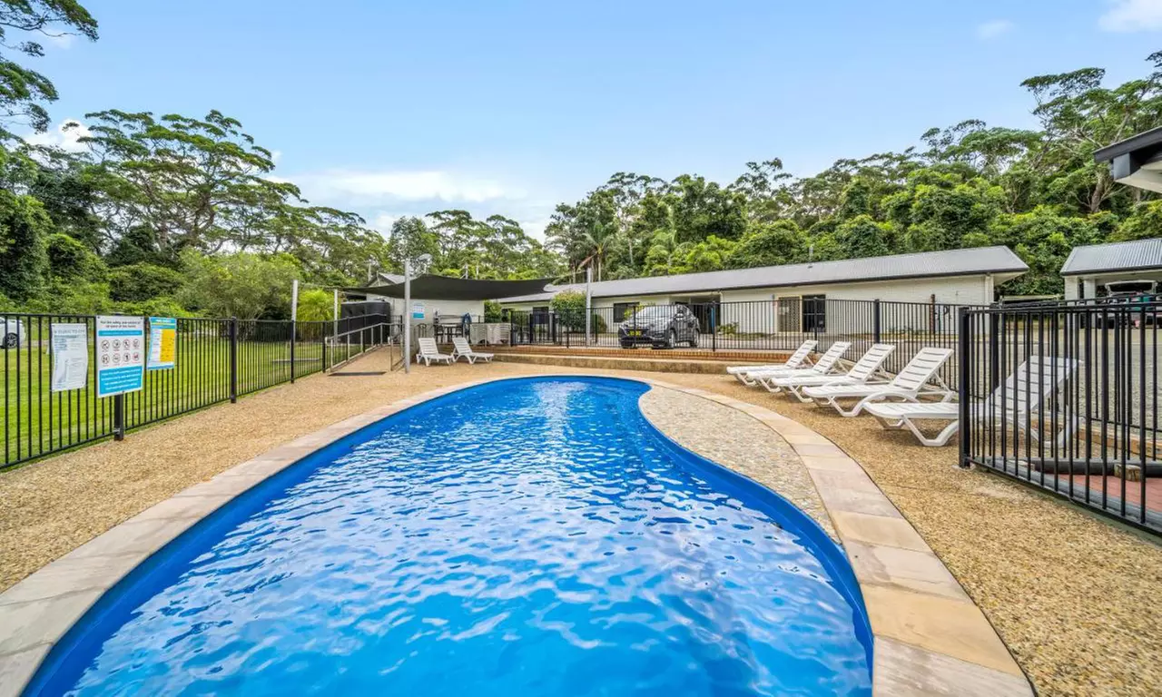 South Coast: 4* Two-Bedroom Apartment Stay with Bottle of Wine
