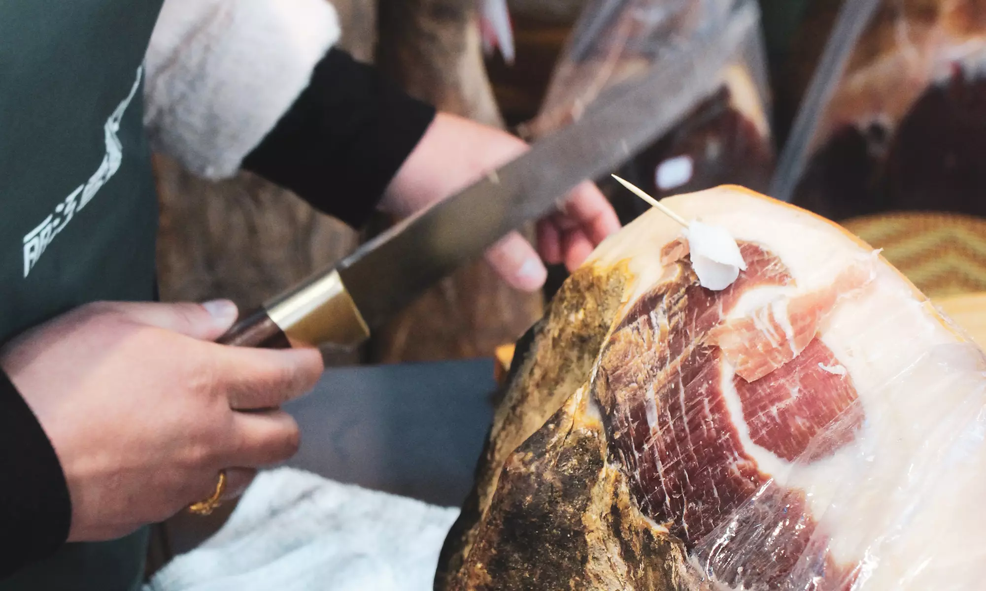 Copas de vino y tabla mixta de ibéricos en Preciados 38