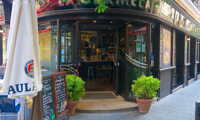 Sabores que cuentan historias: menú mediterráneo con botella de vino