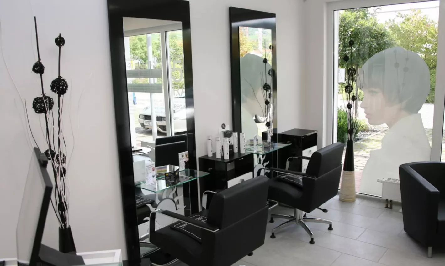 Haarschnitt mit Kur, Kopf-Massage