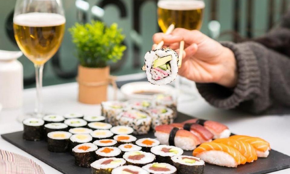 Planazo de sushi: menú para 2 o 4 personas con tabla a compartir