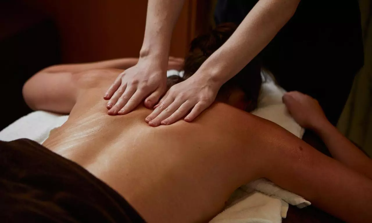 Hampshire: Spa Stay for 2 with Breakfast, Prosecco & More