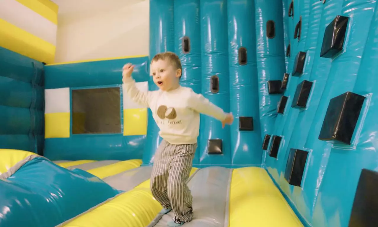 Eintritt für die Indoor Play Zone inkl. Getränk für 2 - 4 Personen